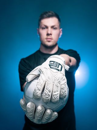 @alesmandous 👌🧤 ALMA ROLL White #upgloves #upgteam #upgfamily #goalkeeper #brankar #goalkeepergloves #gkgloves...